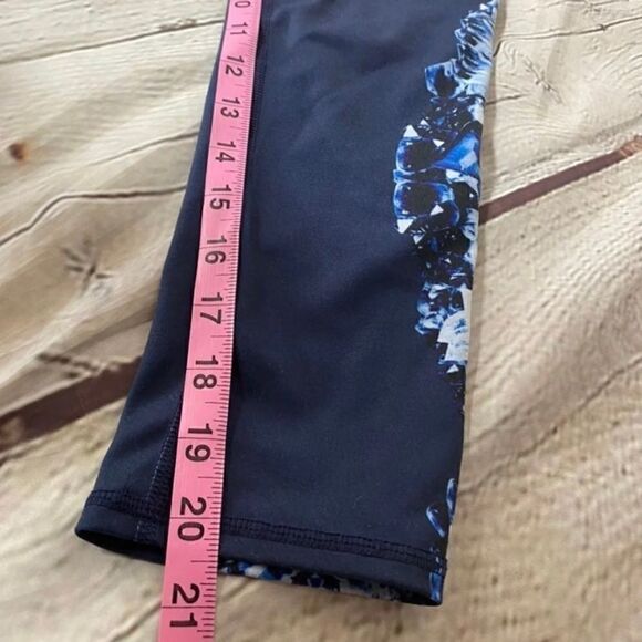 ALO YOGA | Dark Crystal Leggings - Picture 6 of 6